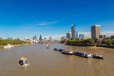 LONDON, UNITED KINGDOM - 14 Haziran 2016: Güzel bir yaz gününde Londra ve Blackfriars Köprüsü şehri, İngiltere, Birleşik Krallık