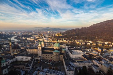 SALZBURG, AUSTRIA - 25 Aralık 2016: Güzel bir günde Avusturya 'nın Salzburg Katedrali' nin panoramik hava manzarası