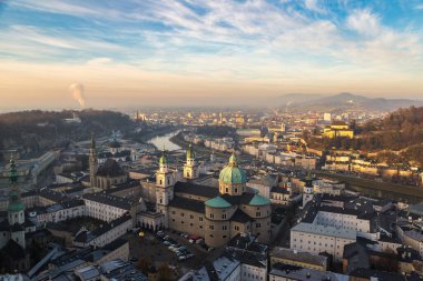 SALZBURG, AUSTRIA - 25 Aralık 2016: Güzel bir günde Avusturya 'nın Salzburg Katedrali' nin panoramik hava manzarası