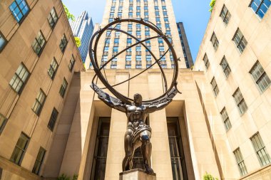 NEW YORK CITY, ABD - 15 Mart 2020: Manhattan, New York 'taki Rockefeller Center' da Atlas Heykeli