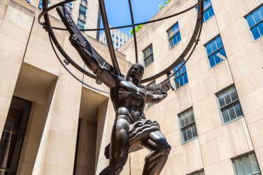 NEW YORK CITY, ABD - 15 Mart 2020: Manhattan, New York 'taki Rockefeller Center' da Atlas Heykeli