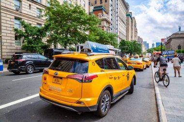 NEW YORK CITY, ABD - 29 Mart 2020: New York, ABD 'de Beşinci Cadde' de sarı taksi