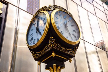 NEW YORK CITY, ABD - 29 Mart 2020: New York City, ABD 'deki Sokak Saati ve Trump Tower binası