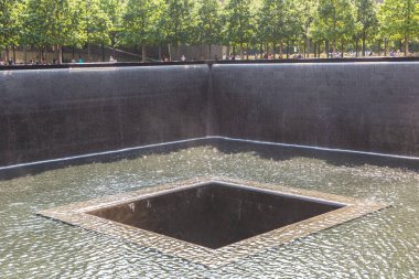 NEW YORK CITY, ABD - 29 Mart 2020: 9 / 11 Memorial Park New York, New York, ABD