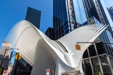 NEW YORK CITY, ABD - 29 Mart 2020: New York, ABD 'deki Dünya Ticaret Merkezi' nde Oculus ulaşım merkezi