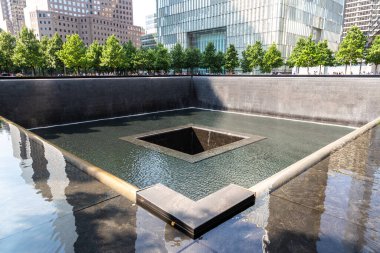 NEW YORK CITY, ABD - 29 Mart 2020: 9 / 11 Memorial Park New York, New York, ABD