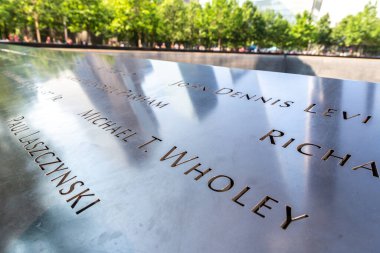 NEW YORK CITY, ABD - 29 Mart 2020: New York City, ABD 'deki 9 / 11 Memorial Park' taki anma plaketi