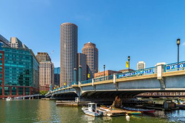 BOSTON, ABD - 29 Mart 2020: Güneşli bir günde Boston şehir manzarasının panoramik manzarası, ABD