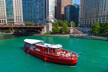 Chicago, Illinois, ABD - 29 Mart 2020 Şikago nehri ve köprüsü