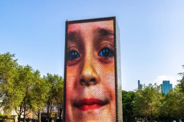 CHICAGO, ABD - 29 Mart 2020: Chicago, Illinois, ABD 'deki Millennium Park' taki Crown Fountain