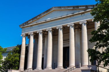 WASHINGTON DC, ABD - 29 Mart 2020: Güneşli bir günde Washington DC 'deki Ulusal Sanat Galerisi