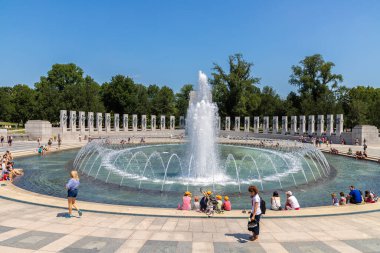 WASHINGTON DC, ABD - 29 Mart 2020: Güneşli bir günde Washington DC 'de II. Dünya Savaşı Anıtı