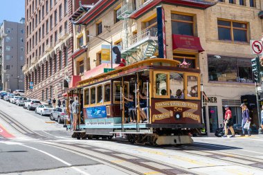 SAN FRANCISCO, ABD - 29 Mart 2020: San Francisco, Kaliforniya, ABD 'deki Cable Car tramvayı