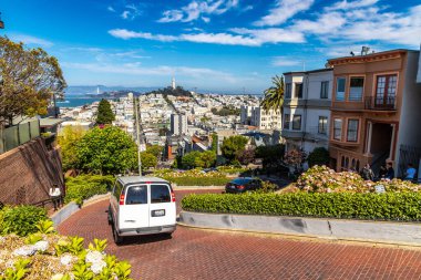 SAN FRANCISCO, ABD - 29 Mart 2020: Lombard Caddesi ve Coit Tower, San Francisco, Kaliforniya, ABD