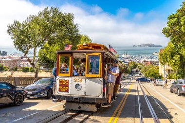 SAN FRANCISCO, ABD - 29 Mart 2020: The Cable car tramvay ve Alcatraz hapishane adası San Francisco, Kaliforniya, ABD