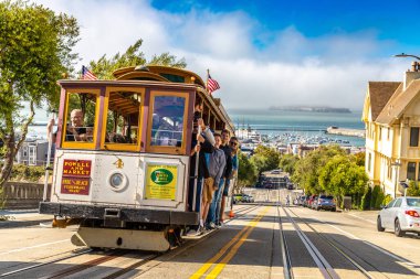 SAN FRANCISCO, ABD - 29 Mart 2020: The Cable car tramvay ve Alcatraz hapishane adası San Francisco, Kaliforniya, ABD