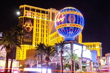 LAS VEGAS, ABD - 29 Mart 2020: Gece Las Vegas, Nevada, ABD 'deki Planet Hollywood ve Paris Las Vegas oteli ve kumarhanesi
