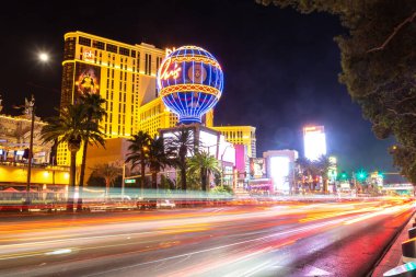 LAS VEGAS, ABD - 29 Mart 2020: Gece Las Vegas, Nevada, ABD 'deki Planet Hollywood ve Paris Las Vegas oteli ve kumarhanesi
