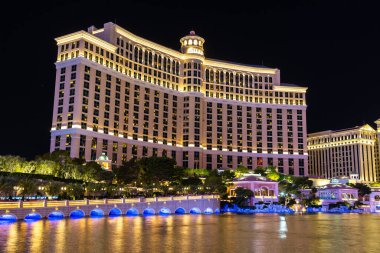 LAS VEGAS, ABD - 29 Mart 2020: Bellagio Çeşmeleri Bellagio Oteli ve Kumarhanesi Gece Las Vegas, Nevada, ABD