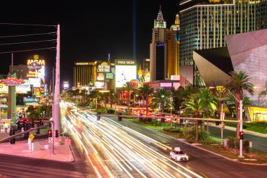 LAS VEGAS, ABD - 29 Mart 2020: Las Vegas, Nevada, ABD 'de gece şeritte araba ışığı izleri