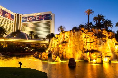 LAS VEGAS, ABD - 29 Mart 2020: Las Vegas 'taki Mirage Otel ve Kumarhanesi' ndeki yapay volkan