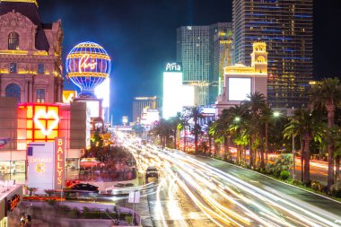 LAS VEGAS, ABD - 29 Mart 2020: Las Vegas, Nevada, ABD 'de gece şeritte araba ışığı izleri