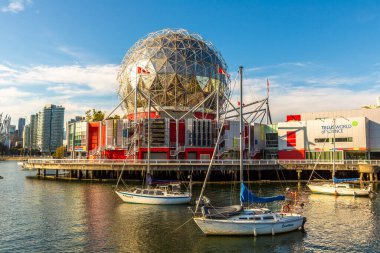 VANCOUVER, Kanada - 2 Nisan 2020: Vancouver, Kanada 'da güneşli bir günde TELUS Bilim Dünyası' nda Bilim Dünyası