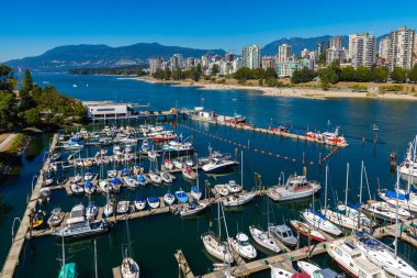 VANCOUVER, CANADA - 2 Nisan 2020: Vancouver, Kanada 'da güneşli bir günde sahte derenin panoramik hava manzarası