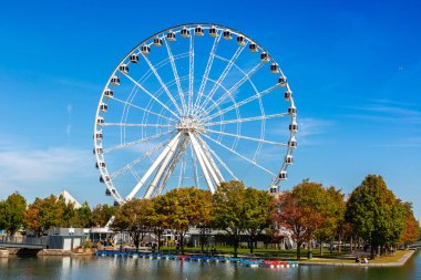 Montreal, CANADA - 2 Nisan 2020: Montreal 'de güneşli bir günde, Quebec, Kanada' da Gözlem Dönme Dolabı (La Grande Roue de Montreal)