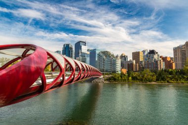 CALGARY, CANADA - 2 Nisan 2020: Güneşli bir günde Kanada 'nın Calgary şehrinde Bow Nehri üzerindeki Barış Köprüsü