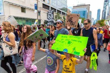 TORONTO, CANADA - 27 Eylül 2019: İklim için Küresel Grev ve Toronto, Ontario, Kanada 'da İklim Adaleti Yürüyüşü