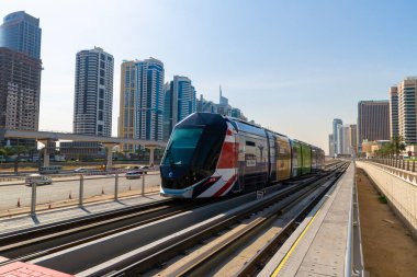 DUBAI, BAE - 26 Mart 2020: Dubai 'de yeni modern tramvay, Birleşik Arap Emirlikleri