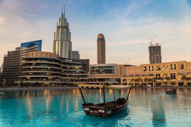 DUBAI, BAE - 5 Nisan 2020: Birleşik Arap Emirlikleri, gün batımında Dubai şehir merkezindeki otel adresi