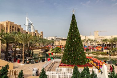 DUBAI, BAE - 25 Aralık 2019: Burj Al Arap Oteli, Madinat Jumeirah ve Dubai 'deki Noel ağacı, Birleşik Arap Emirlikleri