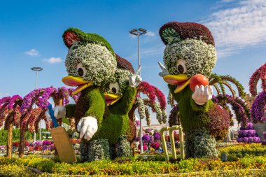 DUBAI, BİRLİK ARAB EMIRATES - 29 Mart 2020: Güneşli bir günde Dubai Mucize Bahçesi, Birleşik Arap Emirlikleri