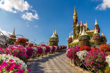 DUBAI, BİRLİK ARAB EMIRATES - 29 Mart 2020: Güneşli bir günde Dubai Mucize Bahçesi, Birleşik Arap Emirlikleri