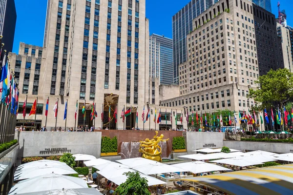 NEW YORK CITY, ABD - 15 Mart 2020: Manhattan, New York 'taki Rockefeller Center' da Prometheus Heykeli, ABD