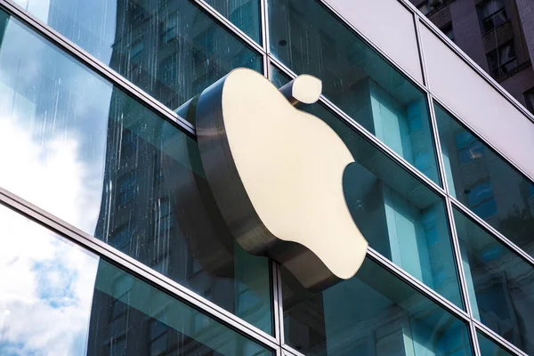 2020年3月15日 Apple Storeのロゴが 米国ニューヨーク市のApple Fifth Avenueに掲載されました — ストック写真