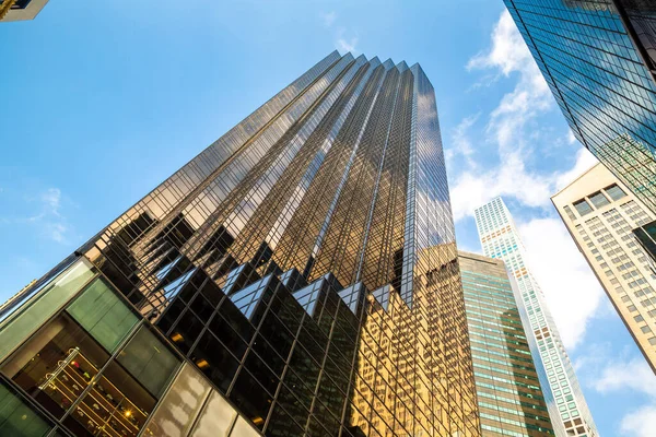 NEW YORK CITY, ABD - 29 Mart 2020: New York 'taki Trump Tower binası, ABD