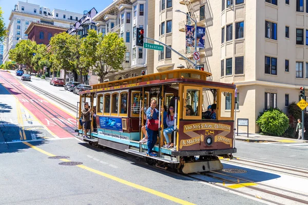 SAN FRANCISCO, ABD - 29 Mart 2020: San Francisco, Kaliforniya, ABD 'deki Cable Car tramvayı