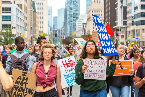 多伦多 加拿大 2019年9月27日 在加拿大安大略省多伦多举行的全球气候罢工和争取气候公正的游行 — 图库照片