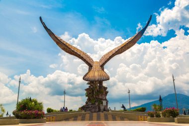 LANGKAWI, MALAYSIA - 21 Şubat 2020: Malezya 'nın Langkawi adasındaki Kartal Meydanı' nda Kartal Heykeli
