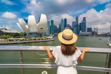 ŞARKI, ŞARKI - 26 Şubat 2020: Singapur 'da güneşli bir günde Sanat Bilimleri Müzesi' ne bakan kadın gezgin