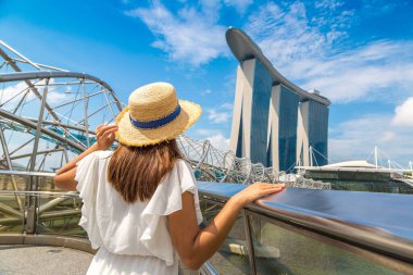 SINGAPORE, SINGAPORE - 26 Şubat 2020: Singapur 'daki Marina Bay Sands Oteli' ne bakan kadın gezgin