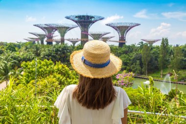SINGAPORE - 23 Haziran 2019 Singapur Körfezi yakınlarındaki Gardens 'ta beyaz elbise ve hasır şapka giyen kadın gezgin