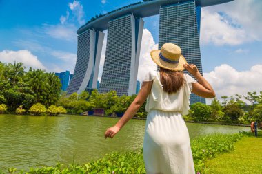SINGAPORE, SINGAPORE - 26 Şubat 2020: Singapur 'daki Marina Bay Sands Oteli' ne bakan kadın gezgin