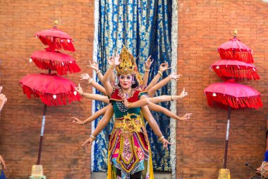 BALI, INDONEZYA - 28 Şubat 2020: Endonezya Bali 'deki GWK Garuda Wisnu Kencana Kültür Parkı' nda geleneksel bale dansı