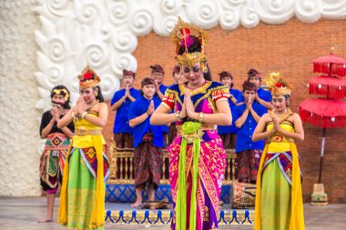 BALI, INDONEZYA - 28 Şubat 2020: Endonezya Bali 'deki GWK Garuda Wisnu Kencana Kültür Parkı' nda geleneksel bale dansı