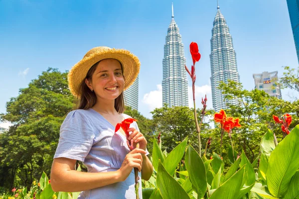 Kuala Lumpur Malaysia Luty 2020 Podróżująca Kobieta Petronas Tower Słoneczny — Zdjęcie stockowe