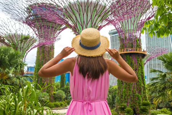 Singapore Junho 2019 Mulher Viajante Vestindo Vestido Rosa Chapéu Palha — Fotografia de Stock